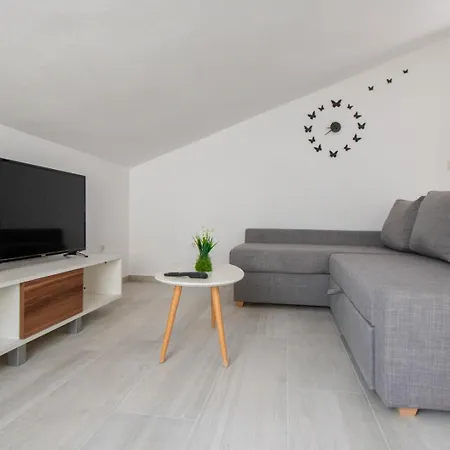 Pia Villa Pola